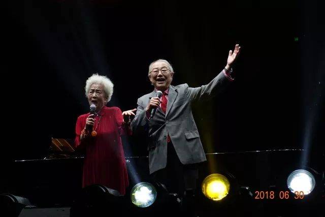 歌声悠扬，唱出时代记忆，琴声悦耳，奏响希望乐章 <br> 2018“我爱你中国?纪念改革开放40周年”经典歌曲上海演唱会圆满落幕